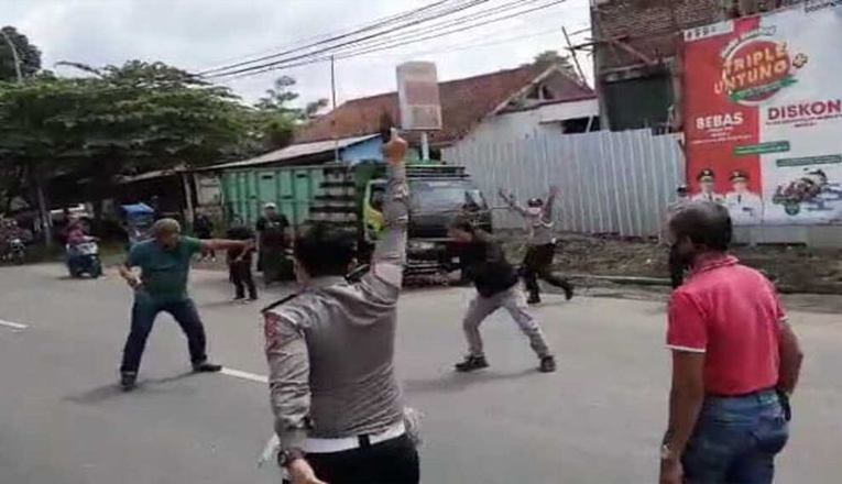 Heboh!! Polisi lerai Duel 2 Pria Bersenjata Golok dan Gergaji di Tengah Jalan dengan Acungkan Pistol