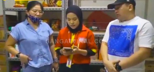 Wanita Naik Mobil Mercy Mencuri Coklat, Karyawan Alfamart Minta Maaf