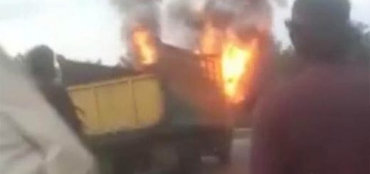 Medan - Sebuah truk Colt Diesel di bakar setelah menabrak seekor lembu yang masuk ke jalan raya di Labuhan batu Utara (Labura)