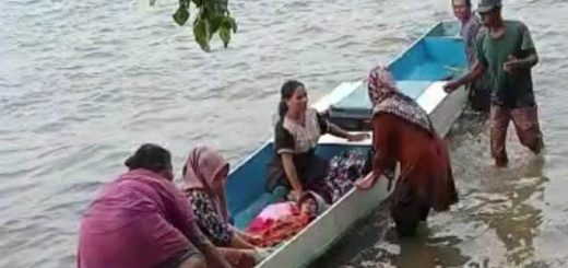 Konawe Selatan - Ibu yang bernama Kokom (32) di Konawe Selatan, Sulawesi Tenggara (Sultra) terpaksa harus melahirkan di atas perahu.