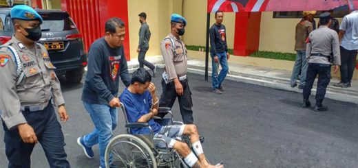 Remaja inisial F (15) di Bandung baru baru ini di tebas golok oleh TK alias Tatan (23) yang tidak terima karena di maki-maki