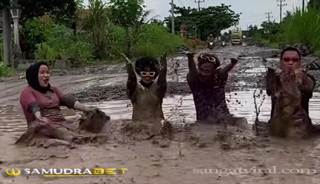 Viral video warga mandi di kubangan lumpur viral di media sosial. Sebab aksi itu di lakukan sebagai bentuk protes warga akibat jalan rusak