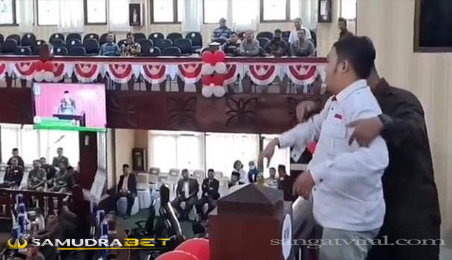Video yang meperlihatkan seorang pria menyampaikan protes sambil menghamburkan uang mainan saat Plt Wali Kota Bekasi Tri Adhianto pidato.