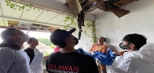 Sesosok mayat pria yang di temukan membusuk di plafon rumah kosong yang berada di wilayah Kota Semarang itu membuat geger masyarakat sekitar.