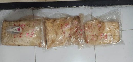 Polisi menetapkan dua orang nelayan penemu kokain 3 kg kokain di Kecamatan Jemaja Kabupaten Anambas, Kepulauan Riau