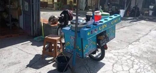 Gagal jualan nasip penjual es cincau keliling - Aksi pencurian sepeda motor yang menimpa seorang penjual es cincau keliling di Desa Jogosetran