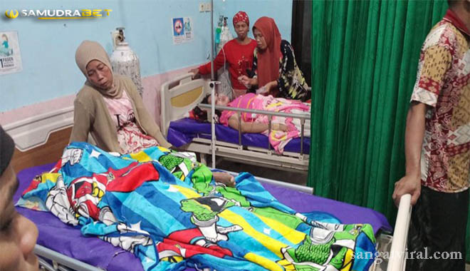 Pasutri di Sampang keracunan es cendol suami meninggal dunia. Setelah mengalami sejumlah gejala sang istri harus di rawat intensif di RS